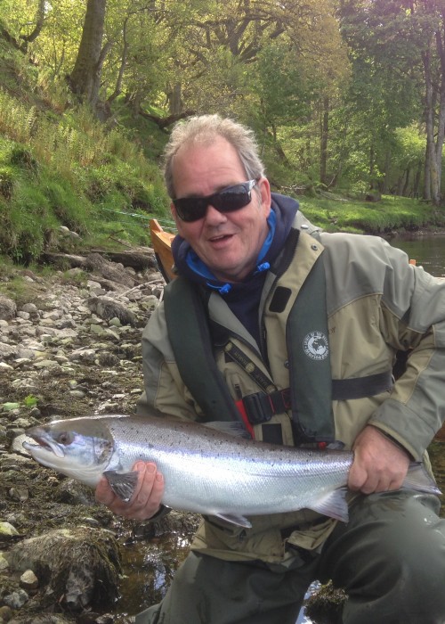Here's Willie Logan with an absolute 'topper' of a salmon which nailed his lure at the Rock Pool neck on the Upper Kinnaird Beat. You can see a brand new traditional River Tay salmon boat in the background which was used to hook this fine River Tay salmon.