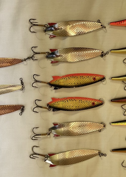 Here's a fantastic display of River Tay spin fishing weaponry! Here's what you are seeing in this photograph; 28g ABU Toby, 30g ABU 'Salmo' Toby, Vision Oneten and the Rapala Scatter rap. All of these (and in these exact colours) are consistently solid lures for catching River Tay salmon on.