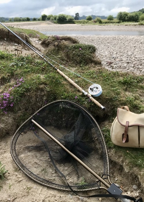 Look at the lovely traditional Brady fishing bag, McLean landing net, Van Staal Fly reel and Bruce & Walker fly rod perfectly propped up beside some purple heather on the River Tay near the Perthshire village of Murthly. This must be an expert who owns and uses kit like this!